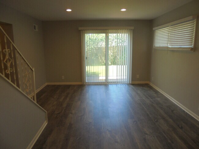 Building Photo - 1434 Walnut Dr