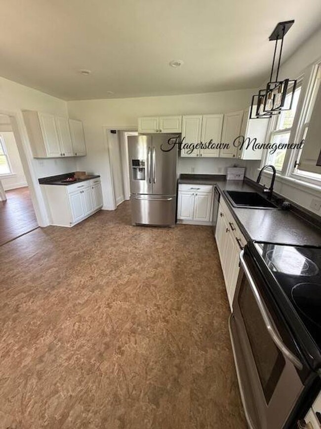 Building Photo - 3 BR W Oak Ridge Dr