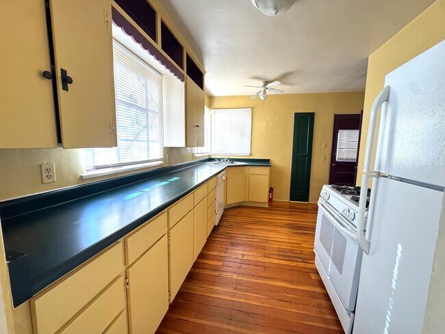 Building Photo - Stunning Nob Hill Bungalow!