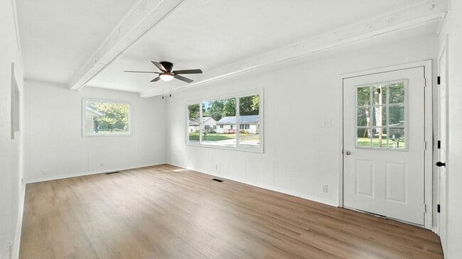 Building Photo - New 3 bedroom listing!