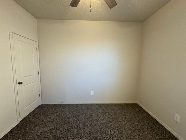 Building Photo - 4 bed 2 bath home in Huning Ranch! Newly B...