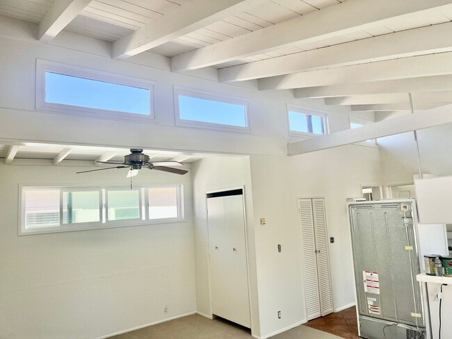 Building Photo - Bright 1.5 bed / 1 bath upstairs apartment...