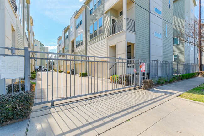 Building Photo - 946 W 18th St