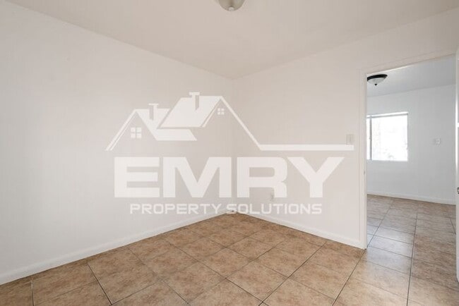 Building Photo - 2 Bedroom 1 Bathroom Rental in Huntington Park CA 90255