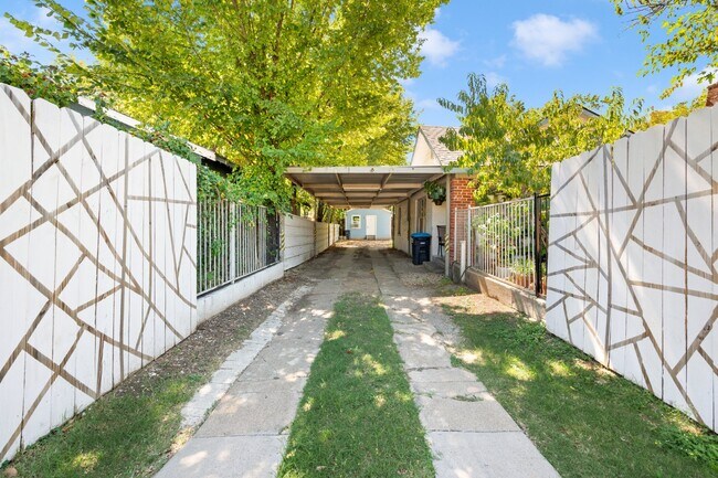 Building Photo - ALL BILLS PAID spacious 1-1