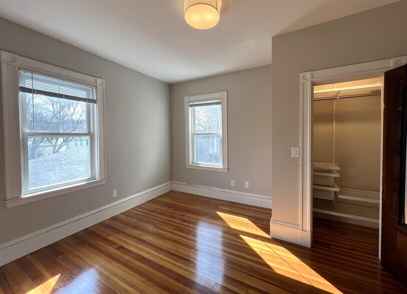 Building Photo - 107 Oxford St