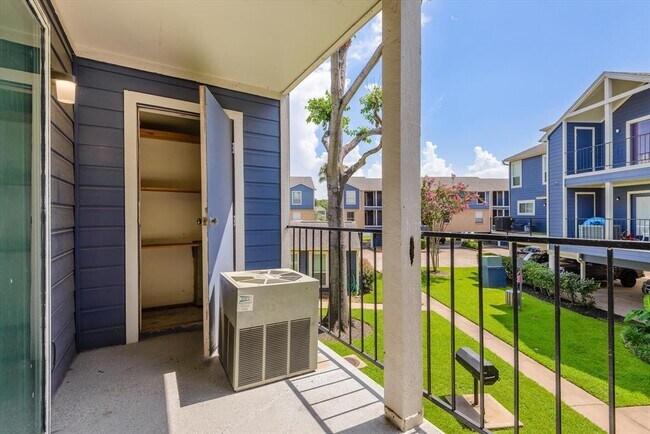 Building Photo - 18511 Egret Bay Blvd