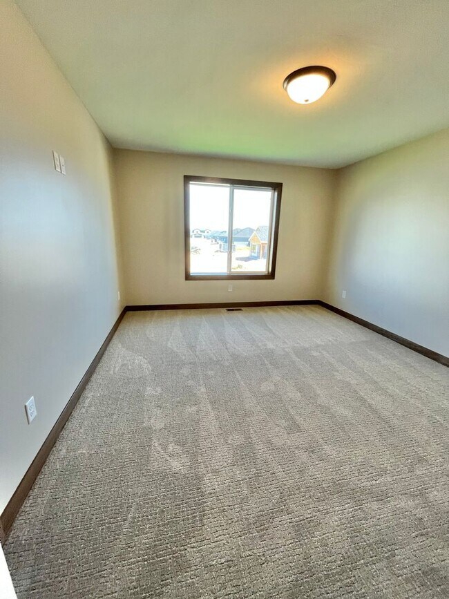Building Photo - Stunning 5 Bed/2.5 Bath Twinhome!