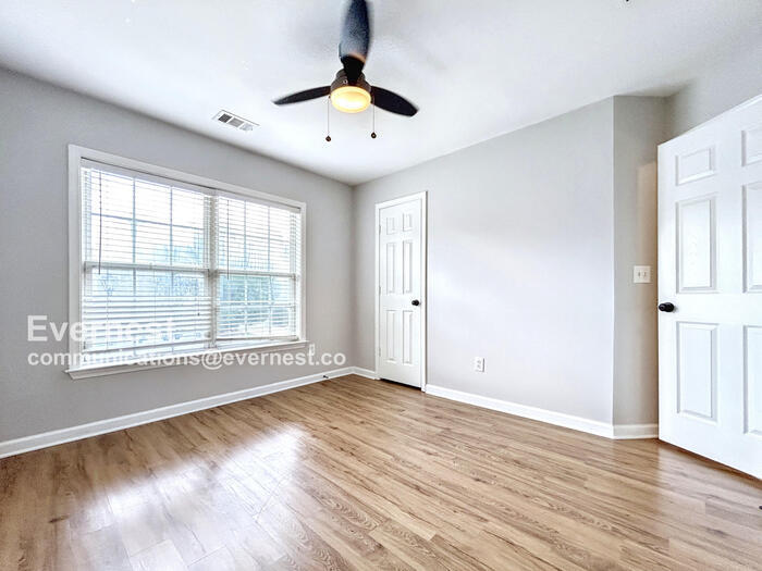 Building Photo - 2576 Alvecot Cir SE