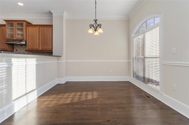 Building Photo - 5460 Glenridge View NE