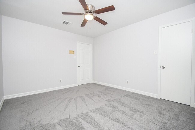 Building Photo - 10903 Shawnbrook Dr