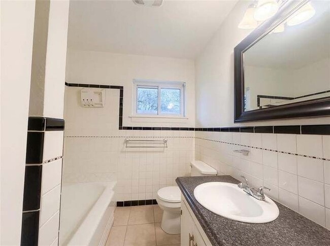 Building Photo - 509 Robinhood Dr