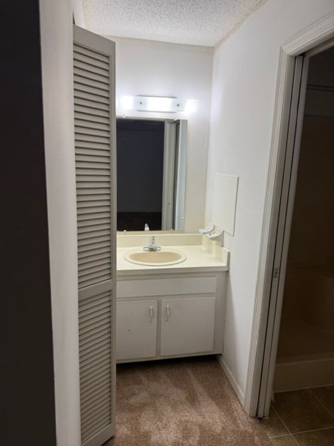 Building Photo - 2937 Regency Dr