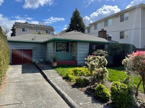 Building Photo - Green Lake Charmer with Garage