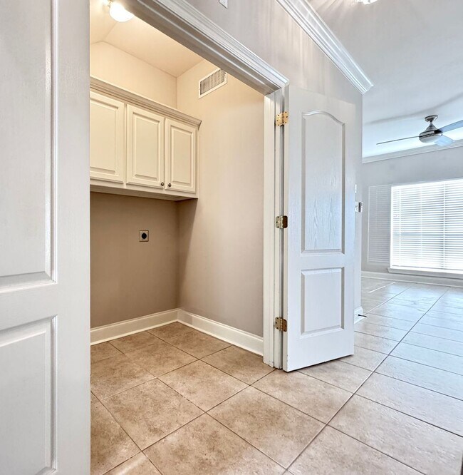 Building Photo - Spacious New Orleans-Style 3BR/2.5BA Townh...