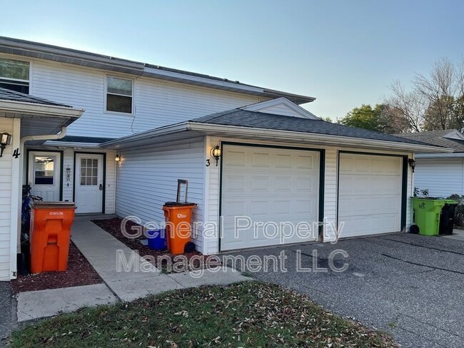 Building Photo - 2 Bedroom, 1.5 Bathroom Townhouse With Att...