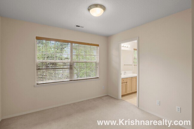 Building Photo - Orenco Gardens Townhome: 3BD, 2BA, 2-Car G...