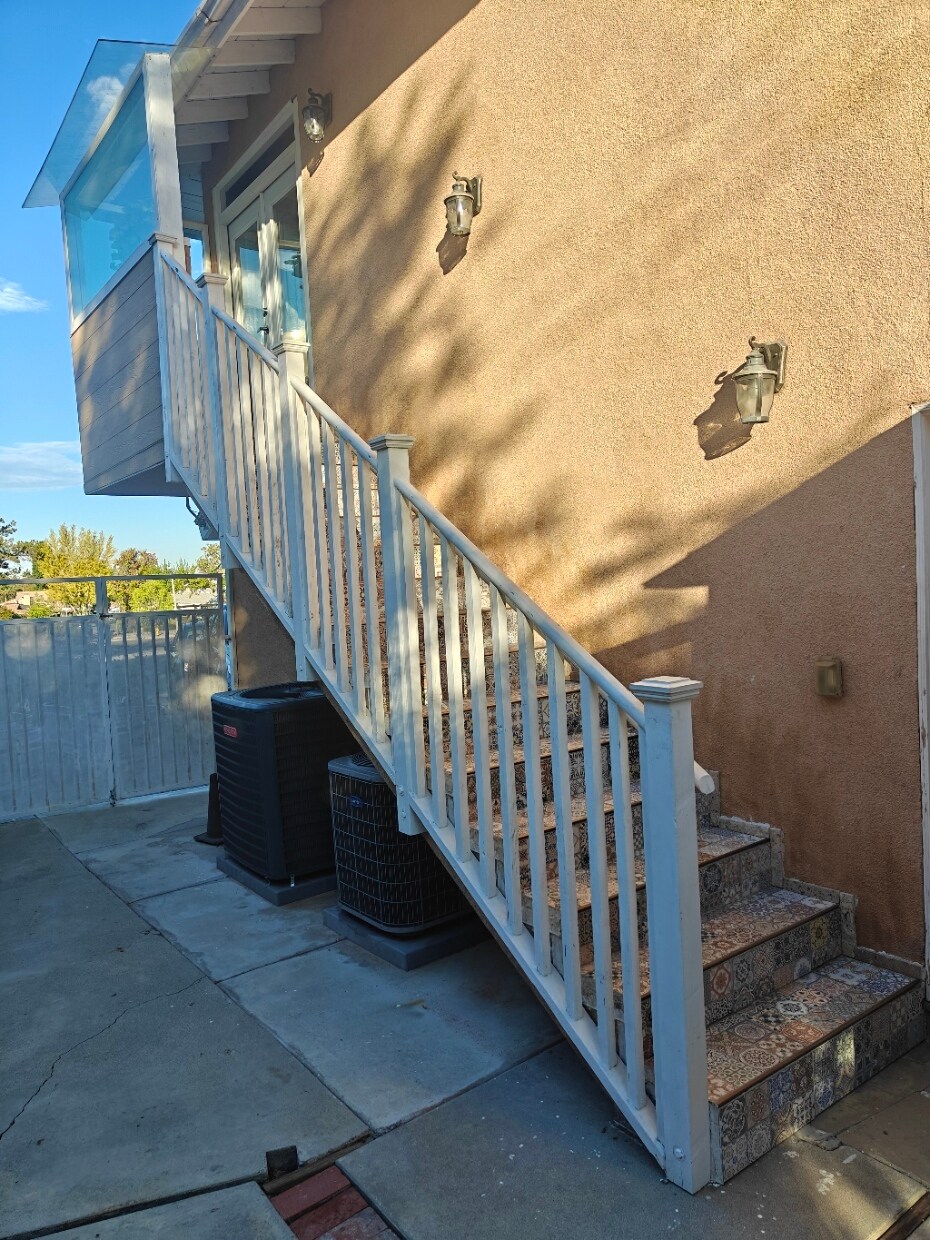 Building Photo - 1017 Arroues Dr