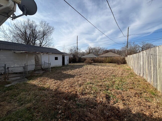 Building Photo - Large 2 Bedroom Home with a Garage