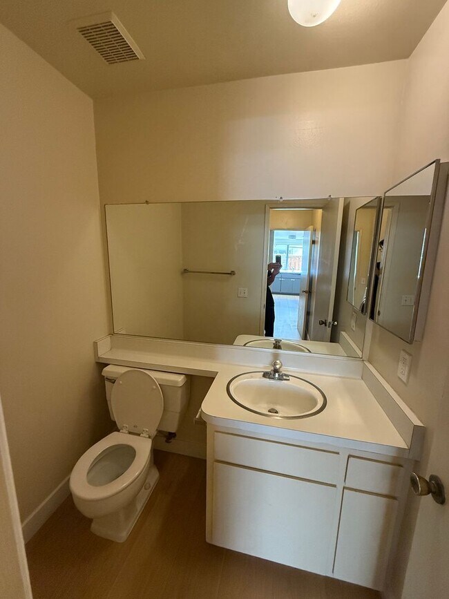 Building Photo - Bright and Airy 2 Story 2 BR/1.5BA townhom...