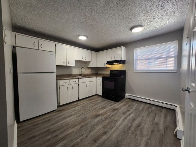 Building Photo - Charming Renovated 2-Bedroom – Includes Utilities | Move In Now – Next Month’s Rent is Waived!