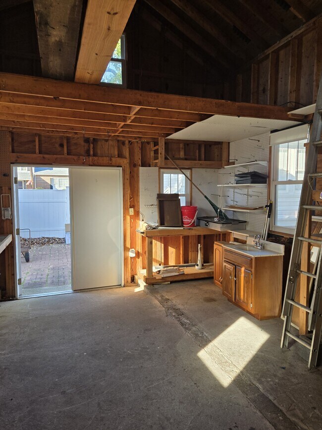 Building Photo - 434 Creek Ave