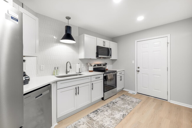 Building Photo - 420 Alpha St