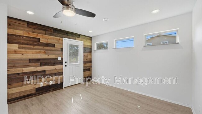 Building Photo - 1198 Green Hill Dr