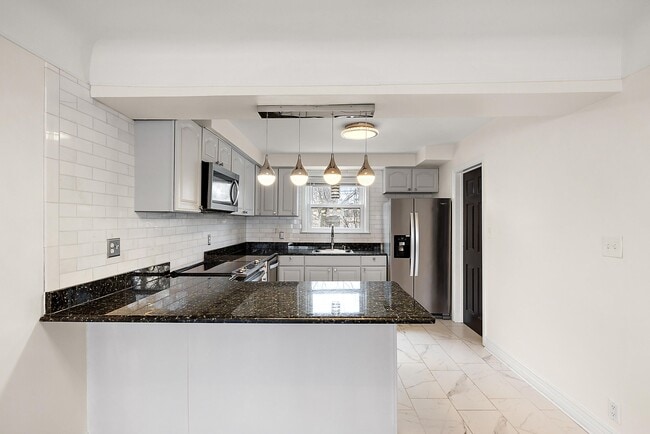 Building Photo - 2046 Yorkshire Rd