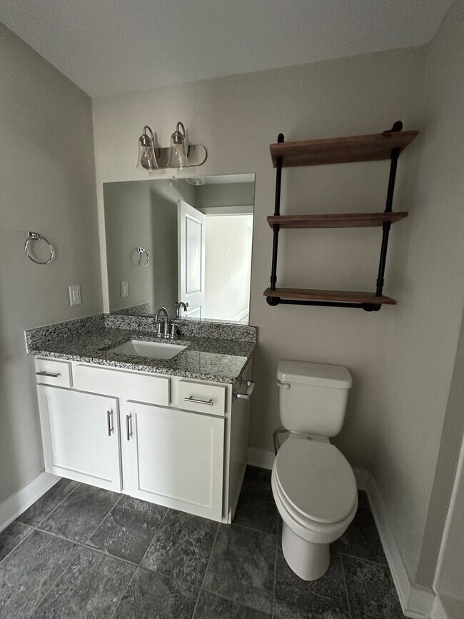 Building Photo - Spacious unit in English Commons! Close to...