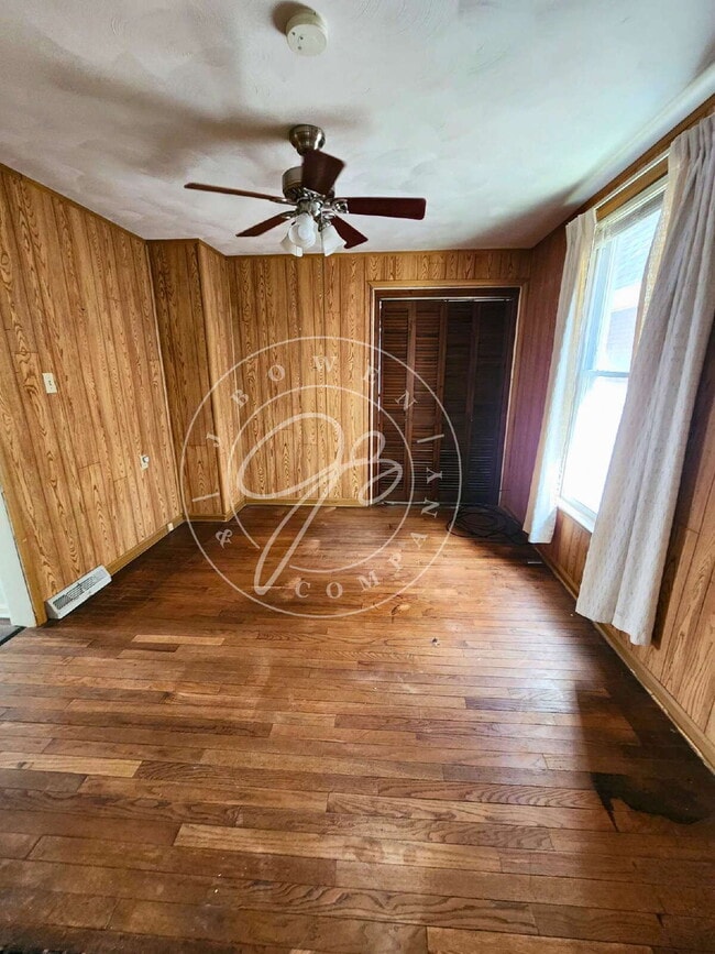 Building Photo - 4 bed 2 bath with 1st floor bedroom and ba...