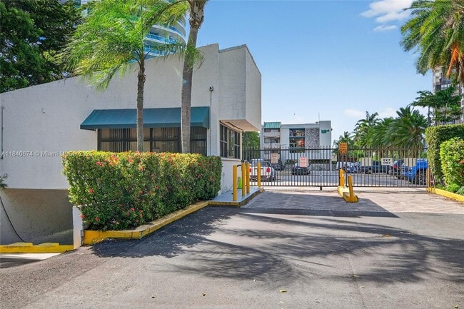 Building Photo - 2201 Brickell Ave