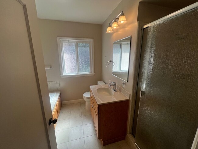 Building Photo - Beautiful 3 bed 2 bath Belmont home with amazing views. This is a must see!