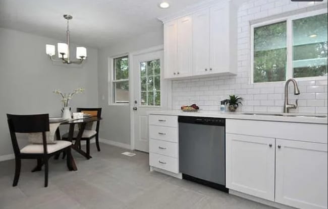 Building Photo - 4 Bedroom/ 2 Bathroom house in Midvale