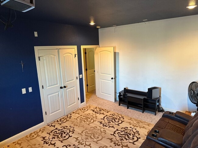 Building Photo - Available March 1st!  Modern 5-Bedroom 4-Bathroom Home in SW Bentonville