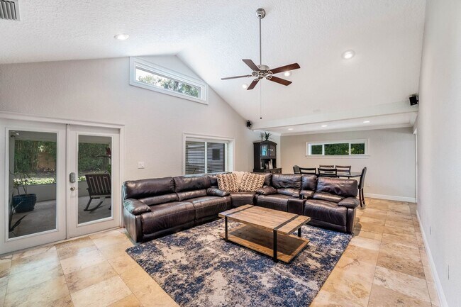 Building Photo - Hourglass District ~ Gorgeous 3/2.5 home w...