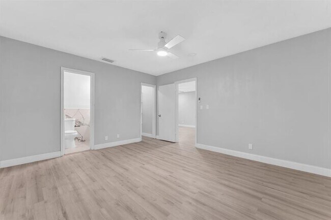 Building Photo - 7902 NW 70th Ct