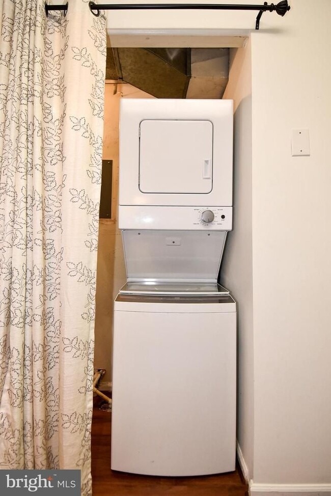 Building Photo - Charming and light-filled 1-bedroom, 1-bat...