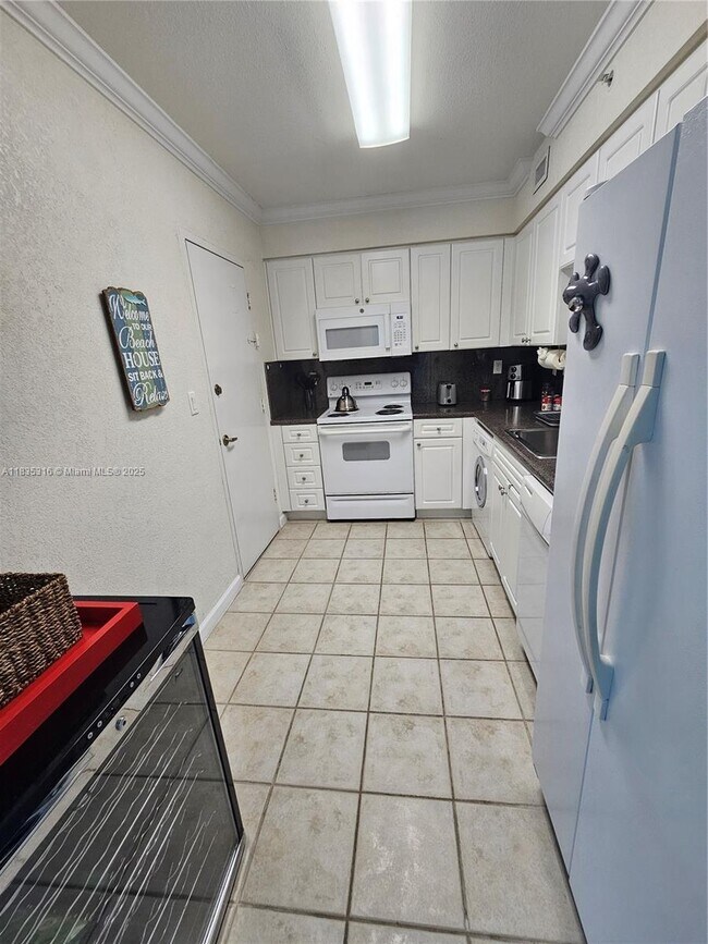 Building Photo - 2501 S Ocean Dr
