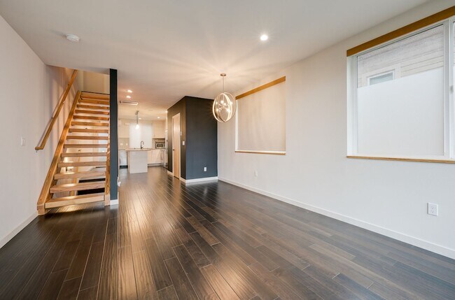 Building Photo - Gorgeous 3Bed/2.5 Bath Townhome in Queen Anne!