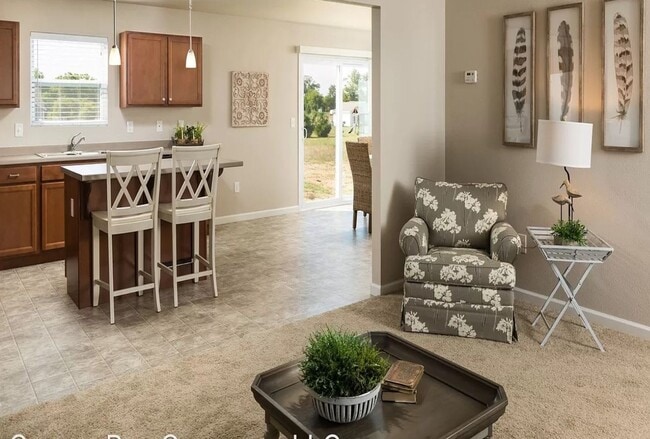 Building Photo - Large 4 bedroom 2000 sq ft home at a great value!