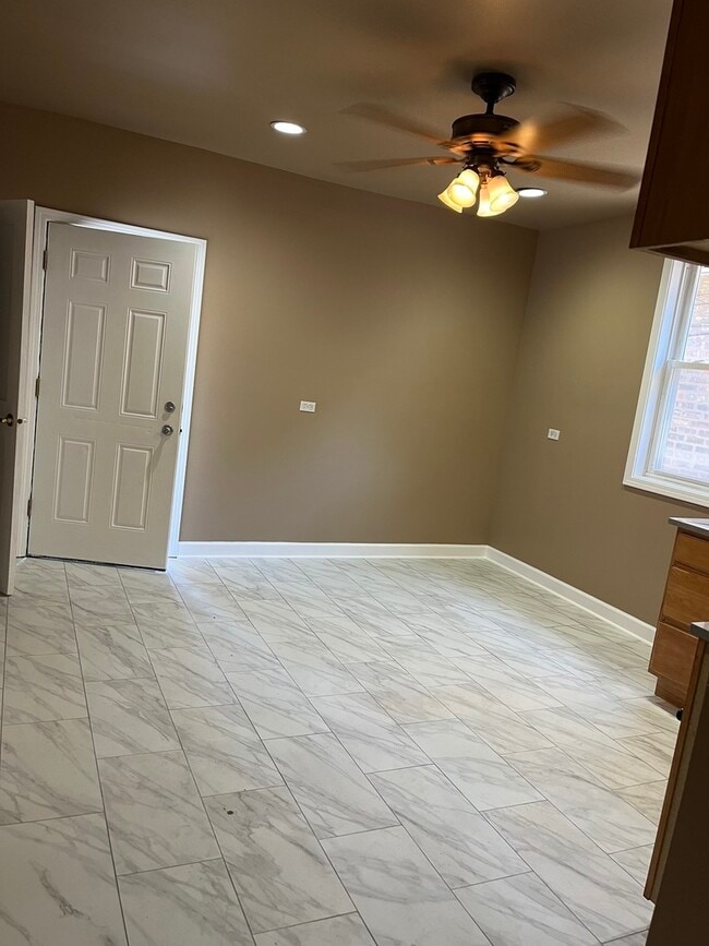 Building Photo - 722 E 91st Pl