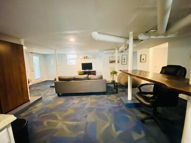 Building Photo - 1305 Stratford Ave