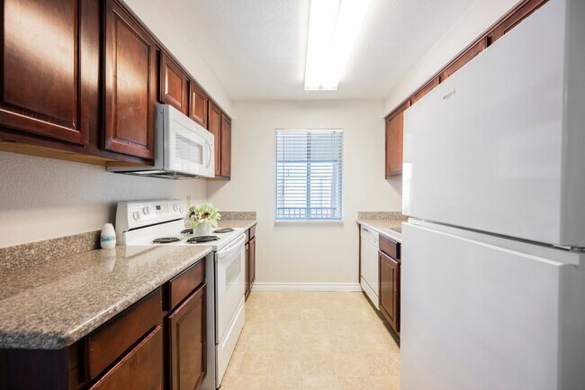 Building Photo - Beautiful 1 bedroom condo Resort style guard gated community