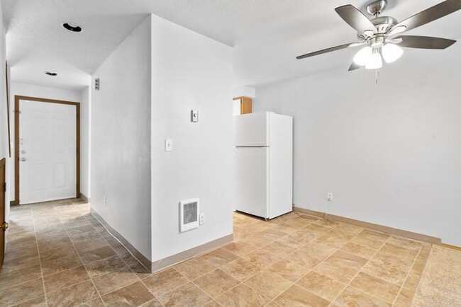 Building Photo - 1st MONTH RENT FREE!! Large 2 bed 1.5bath ...