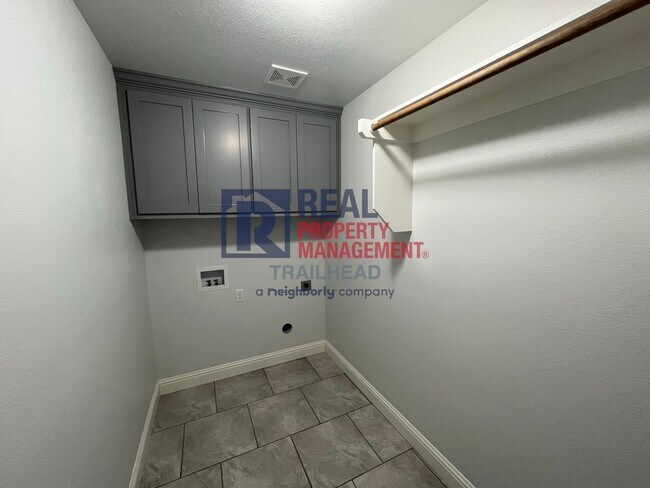 Building Photo - Amazing 3 Bed 2 Bath Home in Gated Lakesid...