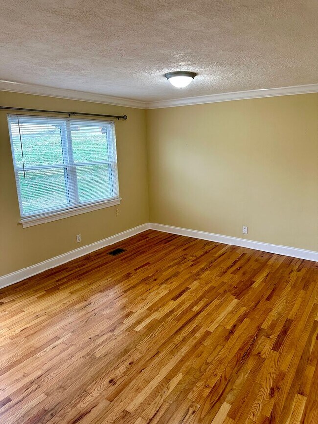 Building Photo - 3  bedroom 1.5 bath now available in Oolte...