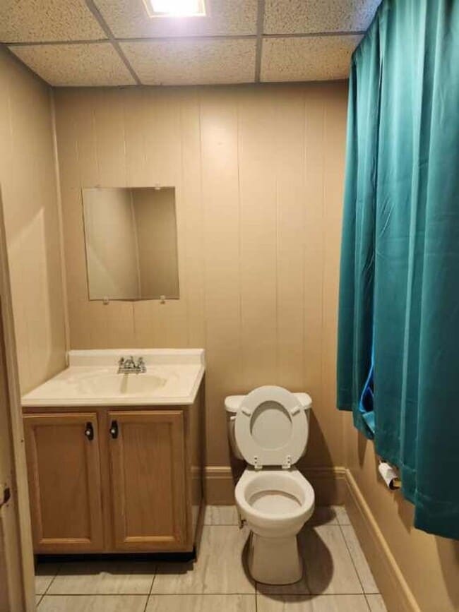 Building Photo - Nice 3 BR