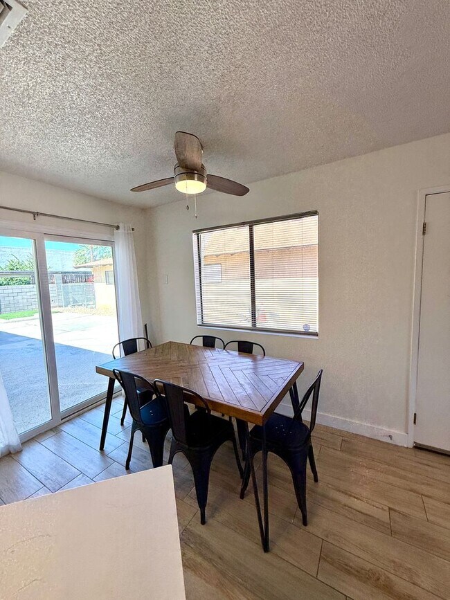 Building Photo - Charming 3BR Home w/ River Views, Open Floor Plan & Island Kitchen- Available Now!