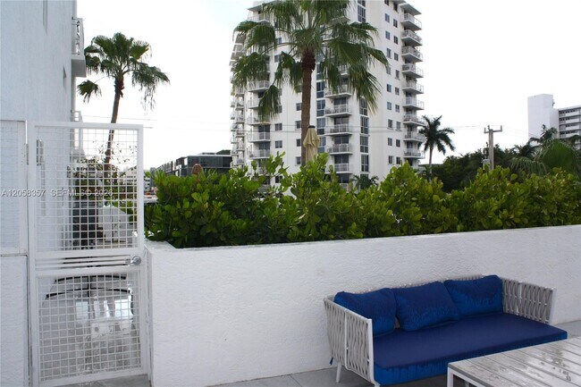 Building Photo - 1701 Sunset Harbour Dr